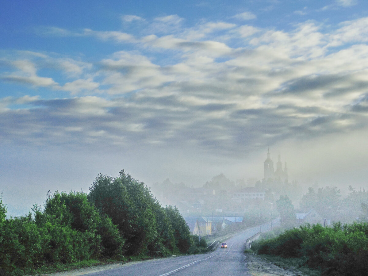 Город Тотьма. Серебристые облака. Вдали под серебристыми облаками Входоиерусалимский храм. Фото Наталии ТРОФИМОВОЙ.