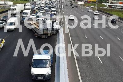    На 82 км наружной стороны МКАД произошло столкновение нескольких автомобилей © Telegram-канал «Дептранс. Оперативно»