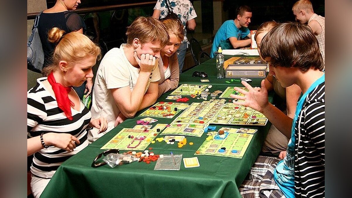 Дети играющие в взрослые игры. Игра в настольные игры. Игротека настольные игры. Турнир по настольным играм. Игротека по настольным играм.