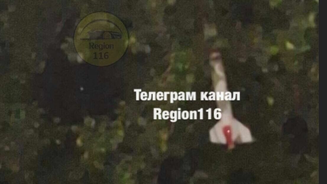     Жителей Казани напугал похожий на ракету объект. Прохожие заметили его на одном из деревьев напротив Детской республиканской клинической больницы. Соответствующая публикация появилась в городском Telegram-канале.