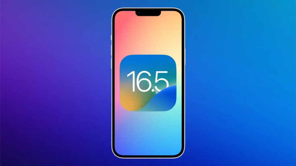 Вчера вечером Apple выпустила финальные сборки iOS 16.5 и iPadOS 16.5 для всех совместимых моделей iPhone и iPad. Прошивка доступна для обновления «по воздуху» — достаточно зайти в «Настройки» и нажать кнопку «Обновление». Вероятно, эти обновления являются последними для iOS 16 — отсюда и довольно увесистый список изменений: Новые обои Pride Celebration для экрана блокировки.
Вкладка «Спорт» в Apple News теперь обеспечивает легкий доступ к историям, результатам, турнирной таблице и многому другому для команд и лиг, за которыми следит пользователь.
Карточки с результатами и расписанием в разделе «Спорт» теперь перенаправляют прямо на страницы, где можно найти дополнительные сведения о конкретных событиях и мероприятиях.
Устранена проблема, из-за которой Spotlight мог перестать отвечать на запросы.
Обновление решает проблему, из-за которой подкасты в CarPlay могут не загружать контент.
Также исключена проблема, из-за которой настройки экранного времени могли сбрасываться или не синхронизироваться на всех устройствах.
Обновление доступно для всех устройств, которые сейчас работают на iOS 16.