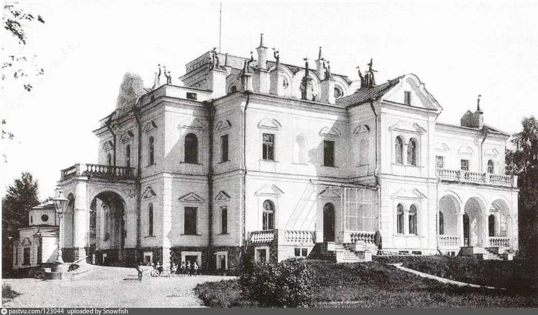 1910 год. Усадьба Стенбок-Ферморов — охотничий замок. С 1919 года — Лахтинская экскурсионная станция. Фото: https://vk.cc/coarAP