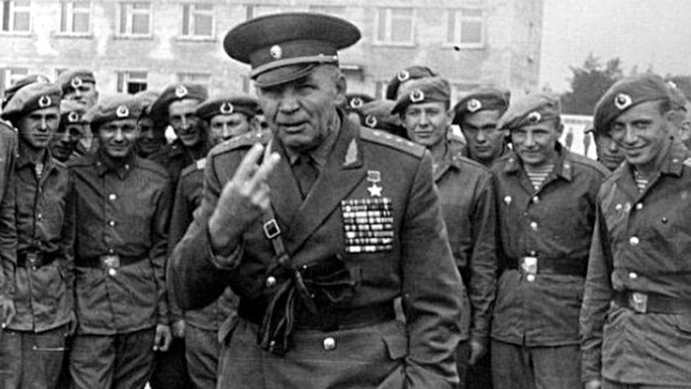 Герой Советского Союза В.Ф. Маргелов со своими десантниками