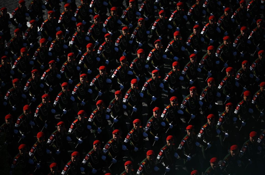 «Никогда больше» - таково было непреложное кредо, с которым солдаты Красной Армии когда-то вернулись с кровавого фронта и передали его следующим поколениям. Путину удалось превратить это кредо в прославление военных. «Победобесие» - уничижительное название, данное в России культу 9 мая © KIRILL KUDRYAVTSEV / AFP