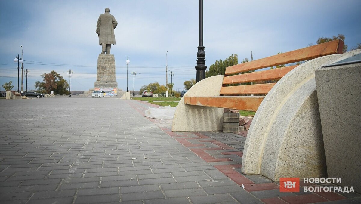     В Красноармейском районе Волгограда понемногу разрушается парк «Юбилейный», официально открытый всего несколько лет назад. Сейчас территория находится в удручающем состоянии: во многих местах просели пешеходные дорожки, скамейки облезли, а урны проржавели.