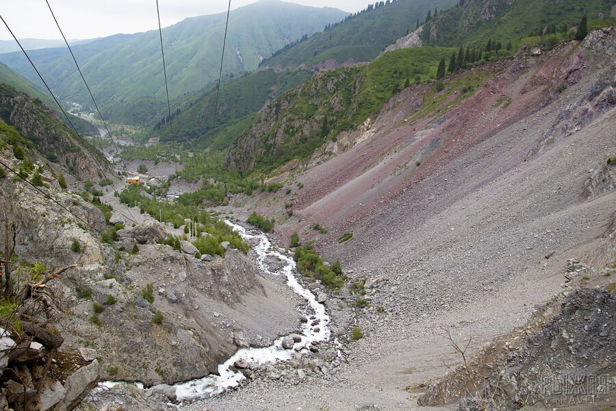 Вот тут прошел сель после того, как прорвал естественную плотину озера. И даже по прошествии более 50 лет природа не залечила рану
