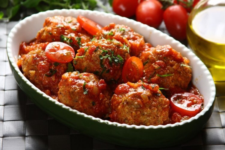 Тефтели с томатной подливкой и картофелем — рецепт в сковороде