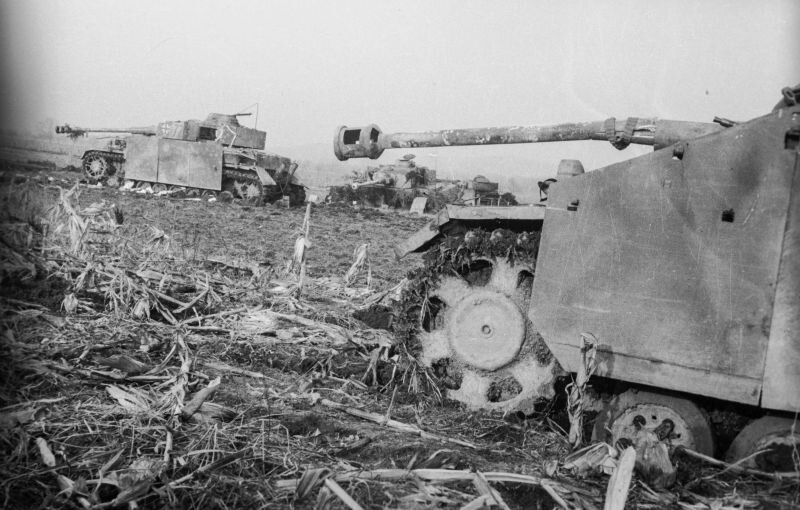 Уничтоженные немецкие танки в Венгрии, декабрь 1944.