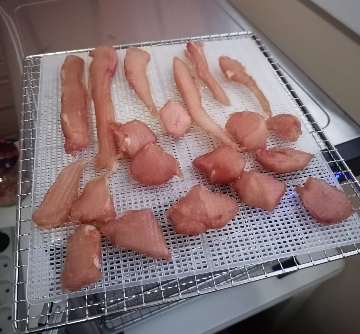 Куриная грудка. Куски крупноватые, по мельче надо резать.