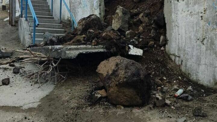     Подпорная плита обрушилась прямо на лестницу, по которой ходят пешеходы во Владивостоке. Местные жители беспокоятся за жизнь своих детей.