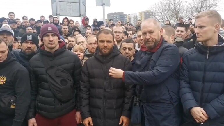    Бойцы ММА Максим Дивнич, Константин Ерохин и Дмитрий Арышев, а также боксер Алексей Папин на митинге. Соцсети