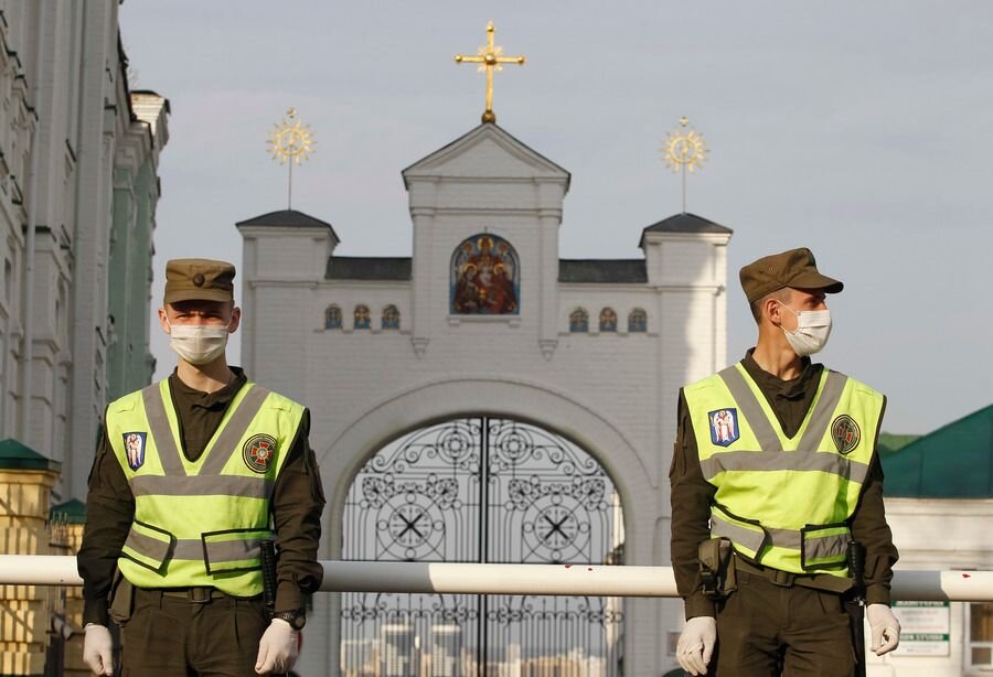    Сотрудники полиции у Киево-Печерской лавры © Zuma\TASS