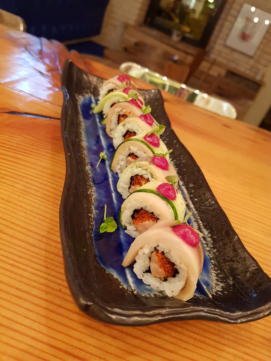 Ролл с лососем и икрой летучей рыбой.Ломтики макрели и огурца. С муссом из свёклы.