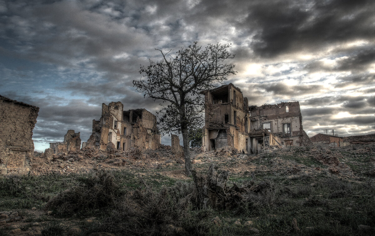 Earth ruin. Город призраков (Ghost Town, 2008). Кэнон город призрак. Заброшенные города России города призраки мёртвые города. Пардис город призрак.