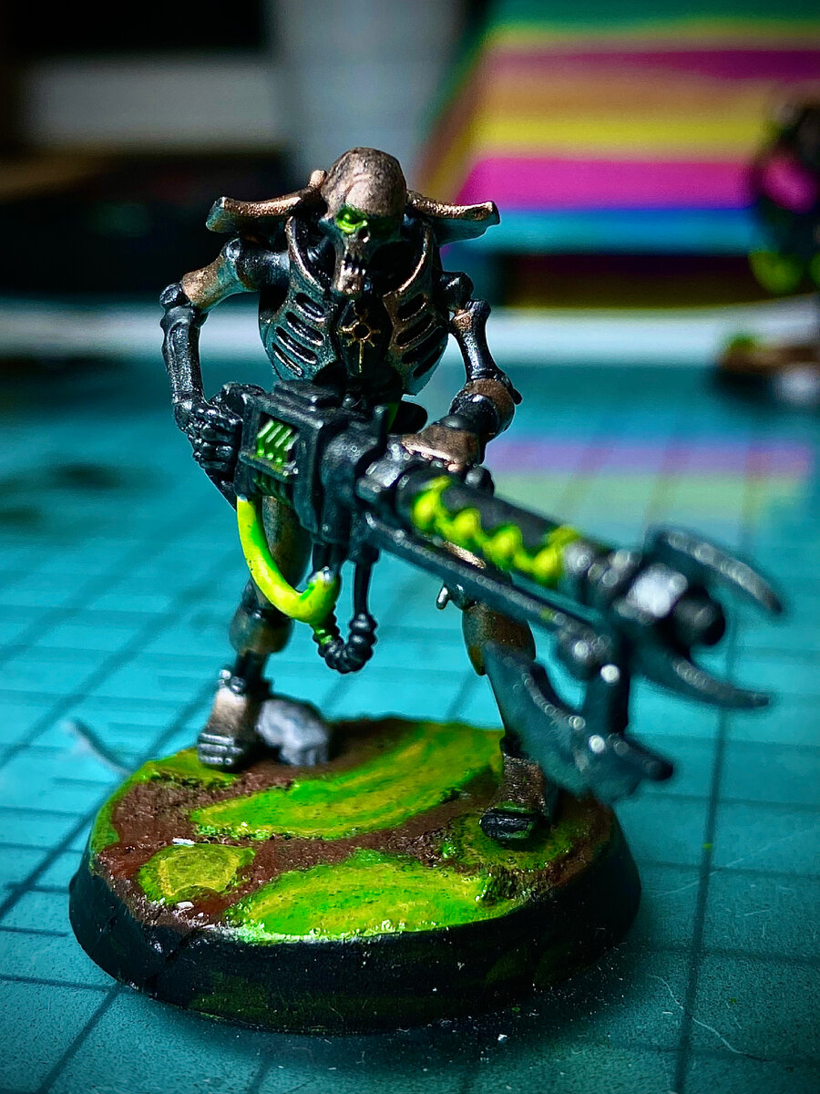 Мое знакомство со вселенной Warhammer 40k, состоялось в подростковом возрасте с игры Warhammer 40k Dawn of war, точнее тогда Я только узнал что есть такая вселенная, намного позже в магазине комиксов меня заинтересовали наборы настольного Warhammer 40k, но на уровне вау какие клёвые, но очень дорогие солдатики. И уже в 30 лет после очередной встречи с наборами солдатиков из настольной игры, Я решился на покупку. Но во избежания бесполезных трат решил разобраться. Скачал выше упомянутую игру, выбор пал на некронов, с них и начал изучение вымышленной вселенной. Через пару дней изучив возможные варианты и пошёл за своей первой коробкой настольного Warhammer 40k. Это был стартер Warhammer 40k: Recruit Edition.