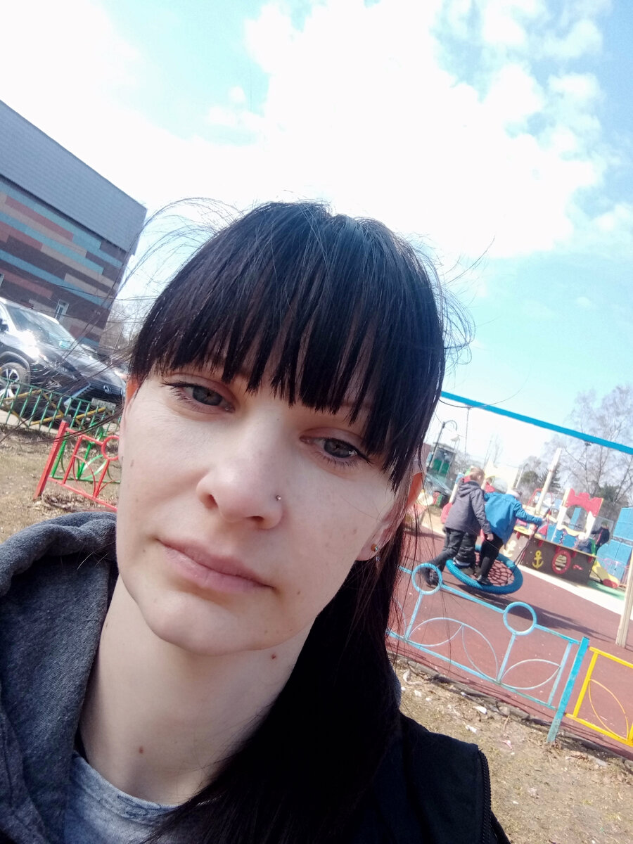 На качелях, как будто первый раз видят) 