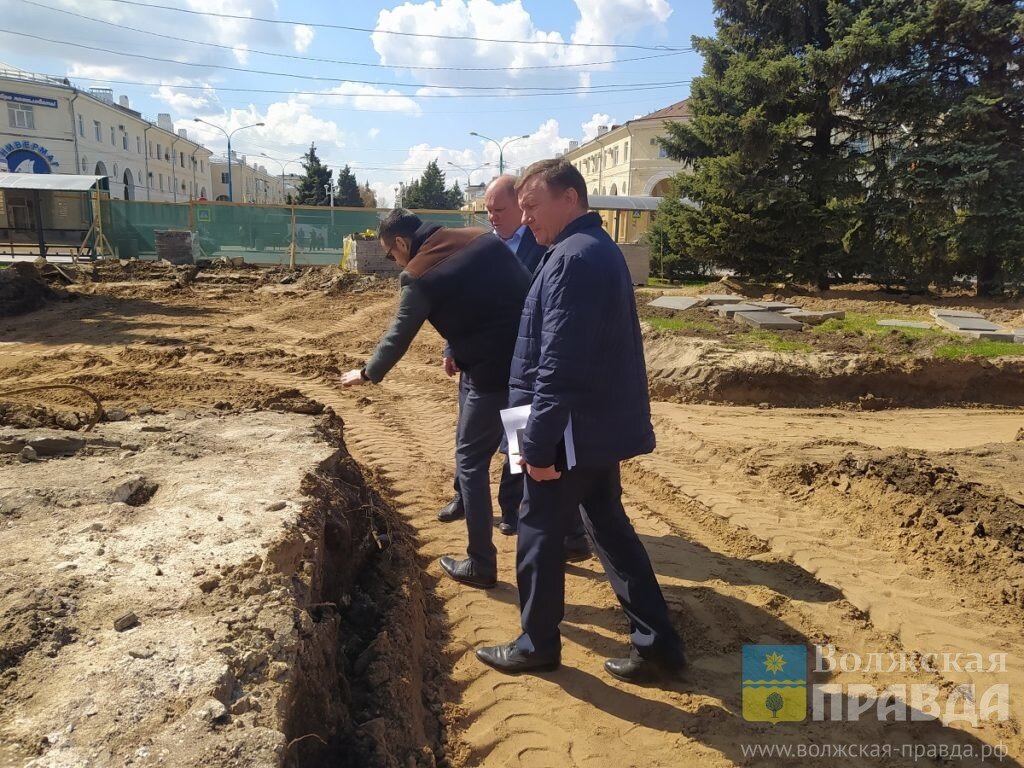 К концу недели подрядчики завершат грунтовые работы📷    Волжские фонтаны будут восстановлены по фото 1958 года
