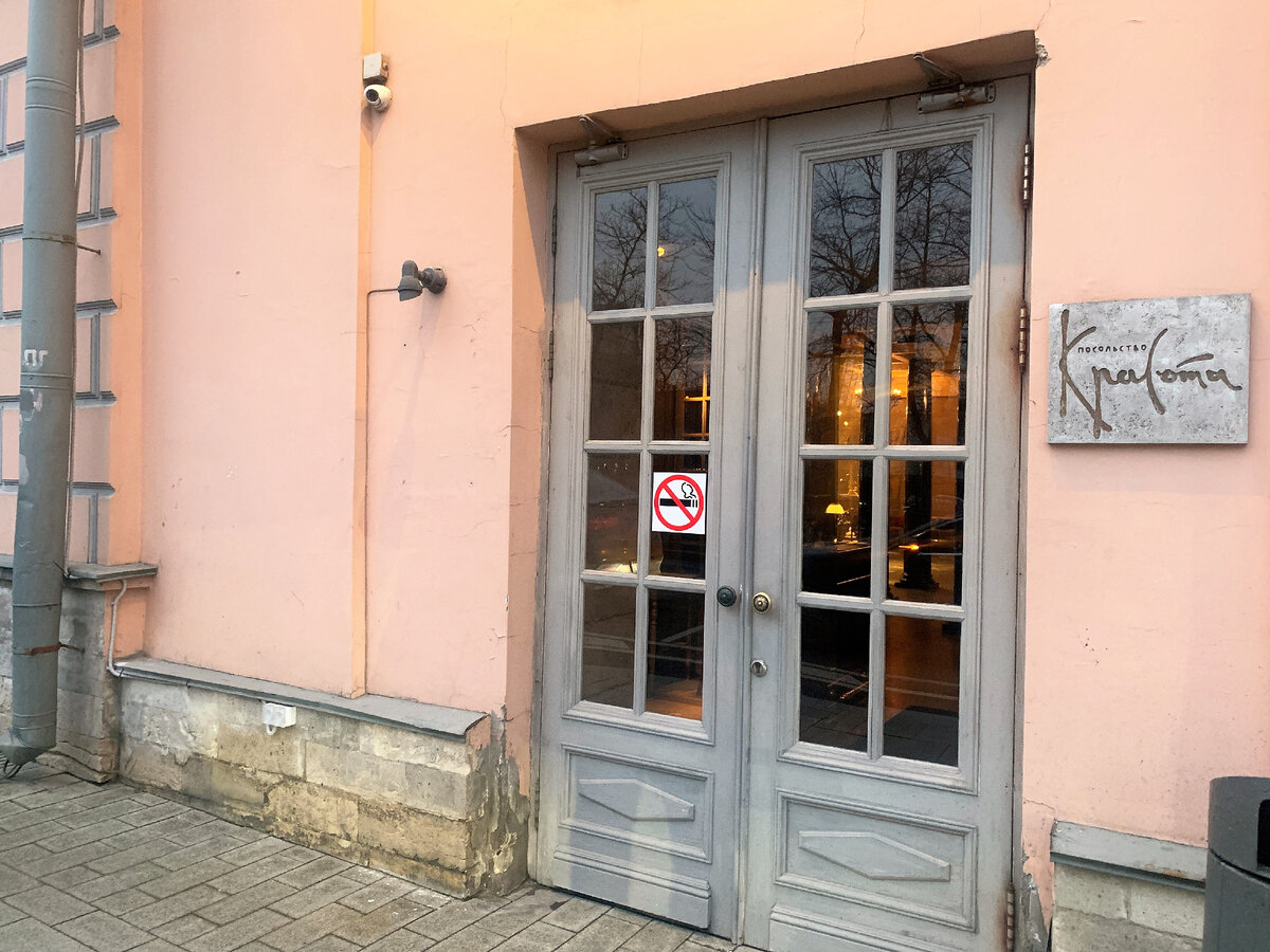 Вход в "Шануар", пока без вывески