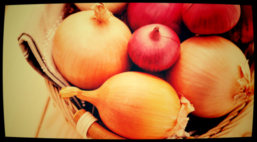 Против старения лук работает не только внутри организма, но и предотвращает появления морщинок.