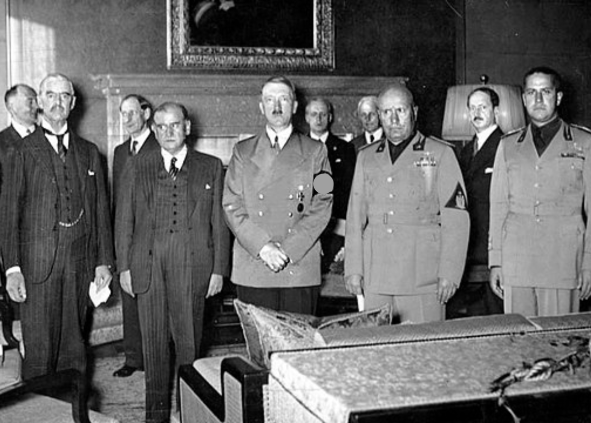 Во время подписания Мюнхенского соглашения. Слева направо: Чемберлен, Даладье, Гитлер, Муссолини и Чиано