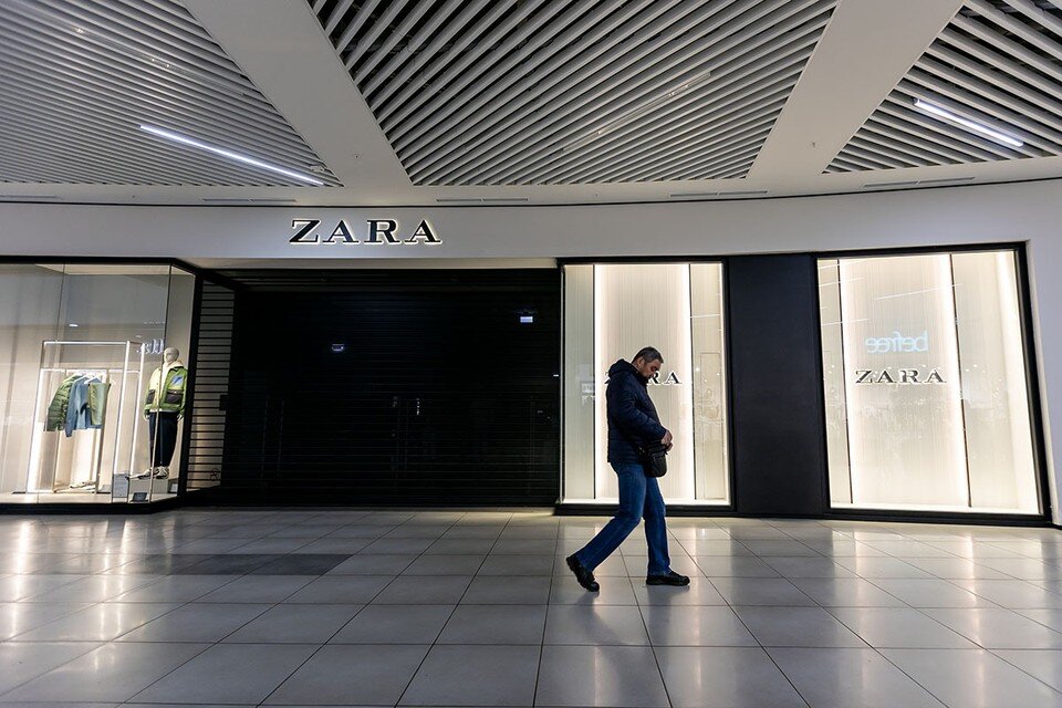     В России все магазины, принадлежавшие испанской группе Inditex, откроются с новыми названиями до конца весны. Валерий ЗВОНАРЕВ