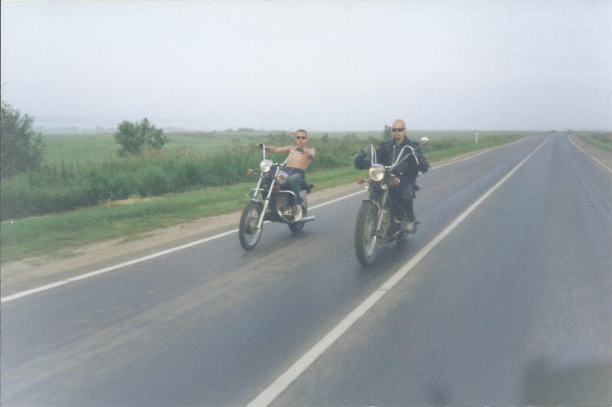 4 часа утра. Николина Гора, Одинцовский район Московской области. Июль 1998 года. Автор - лысый справа на Урале. Слева Иж Юпитер-5 тоже слегка модернизированный. Личный архив.