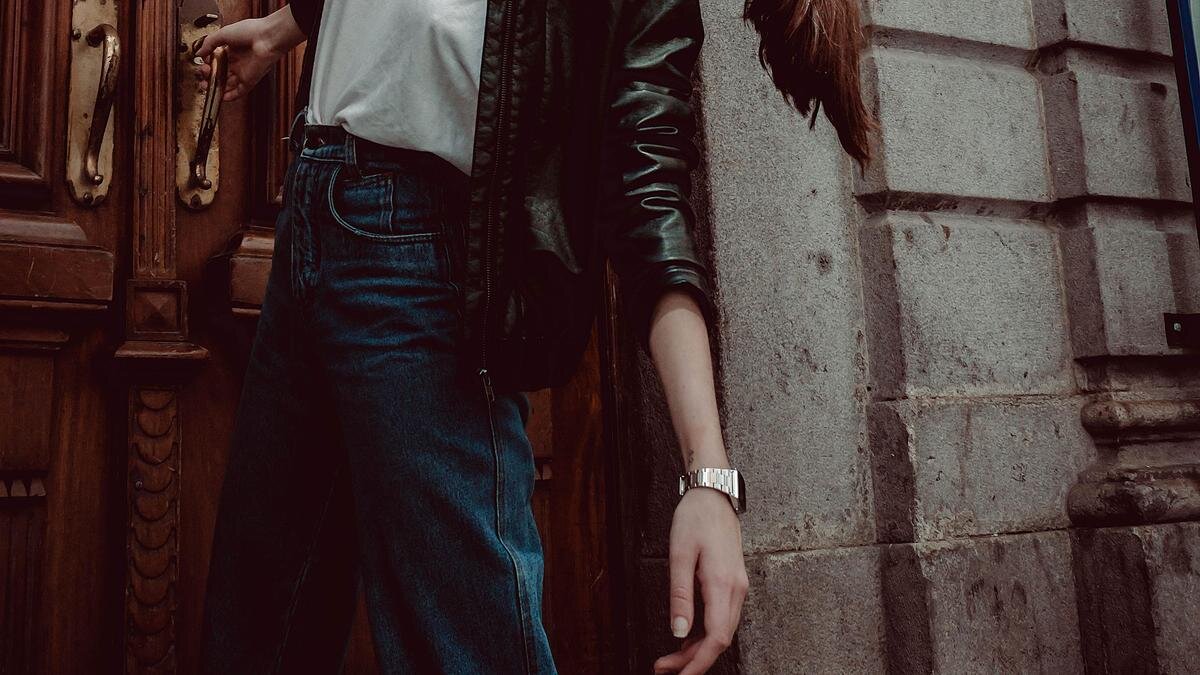   Девушка стоит возле двери:pexels.com