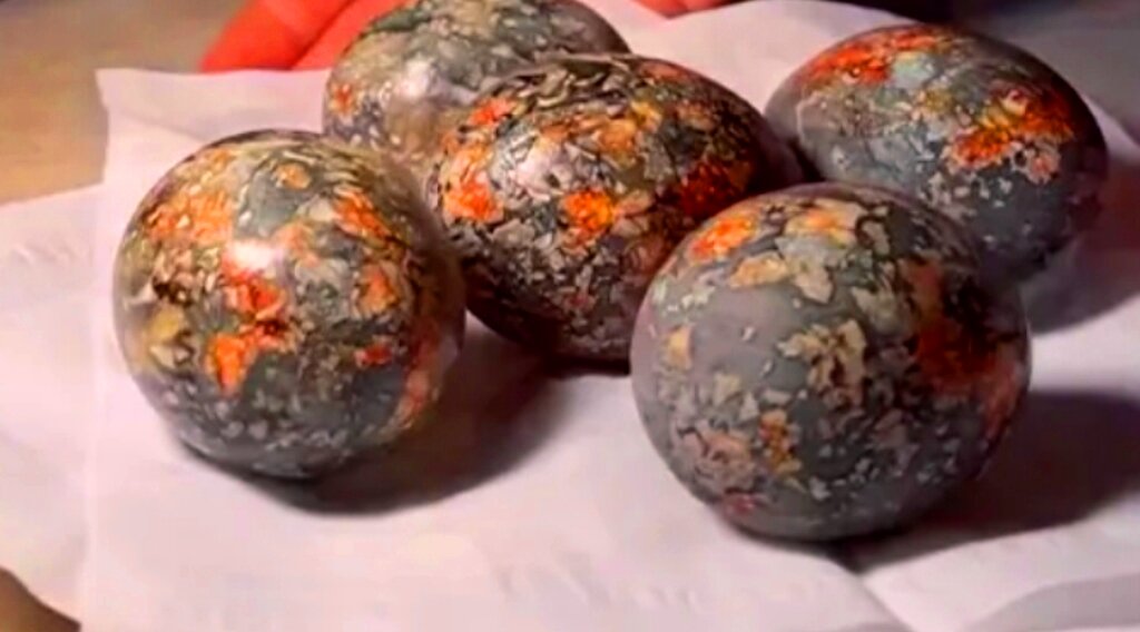 Яйца,  окрашенные луковой шелухой и чаем каркаде