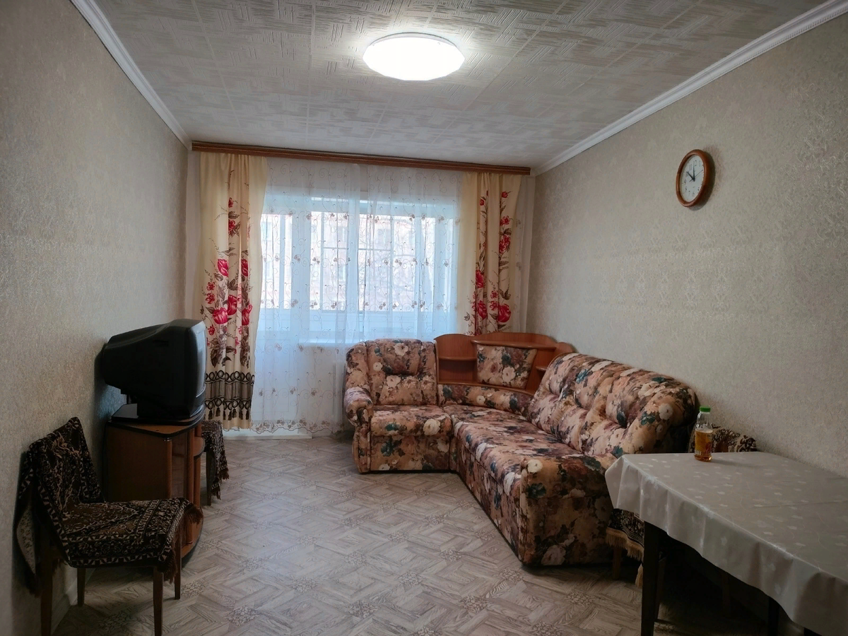 Вот такой зал, диван ни разу не сиженый.