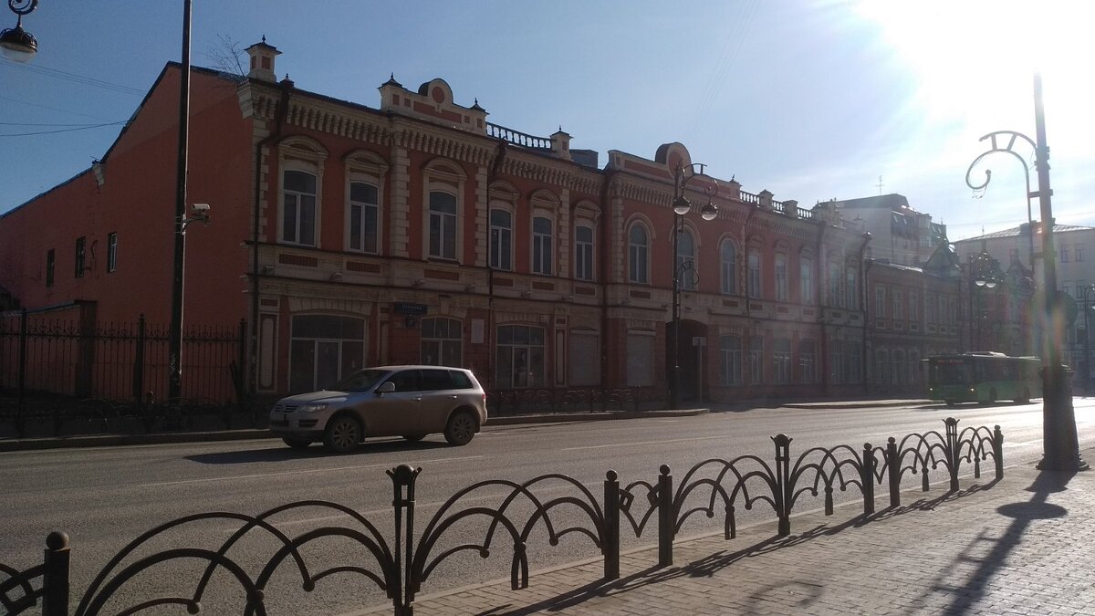 ФОТО АВТОРА Республики, 17 · Кирова, 30 СЕЙЧАС ЭТО_Административное здание (Дом П.П. Воробейчиковой; Н.Ю. Ядрышникова Комплекс ярко характеризует квартальную застройку Тюмени конца XIX начала ХХ веков, создаёт своеобразный и колоритный участок городской среды, играет важную градостроительную роль в формировании городского центра. Построен в конце XIX - начале ХХ в.)