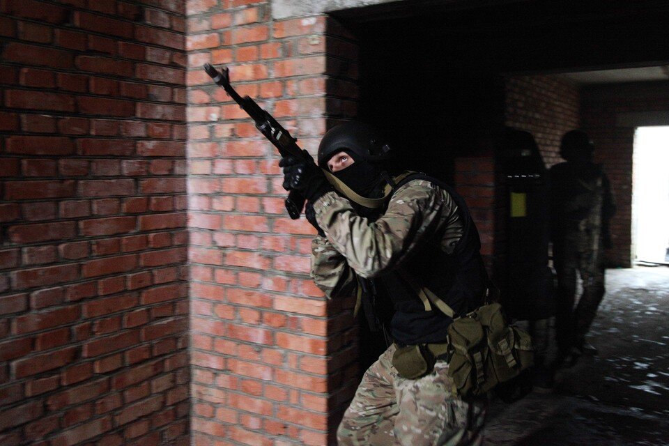    Сотрудники ФСБ, МВД И Росгвардии окружили боевиков в одном из домов на кошаре. Идет бой. Дмитрий АХМАДУЛЛИН