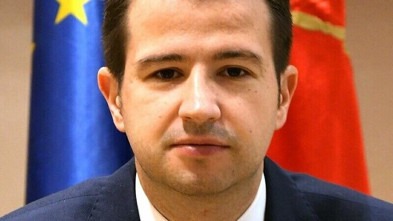     Он получил поддержку близких к России партий.