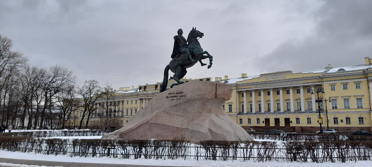 "Медный всадник"-хрестоматийный памятник Петру I, который создан в 1768-1778  годах по проекту Э. М. Фальконе. Установлен на Сенатской площади Санкт-Петербурга.
