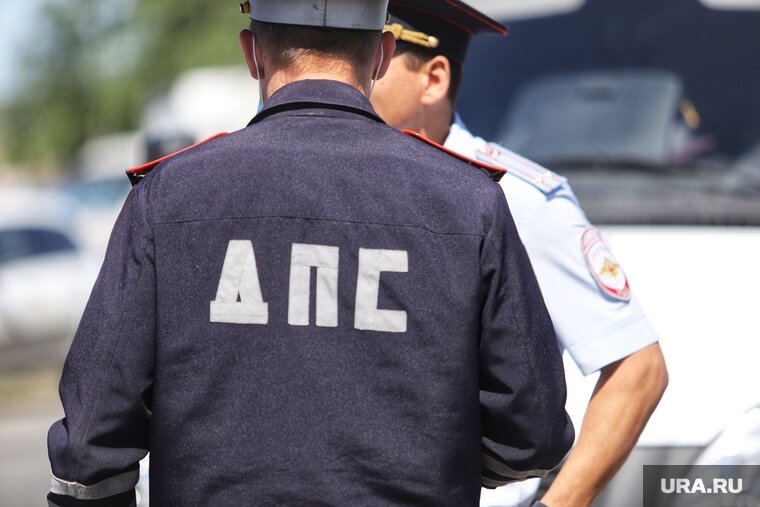    Сотрудники ГИБДД проверяют состояние автомобиля и водителя