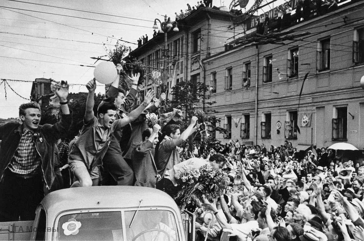 Фестивальная Москва 1957-го года. С гостями - на грузовиках (автобусов не хватало), с москвичами - даже на крышах.  Из открытых источников.