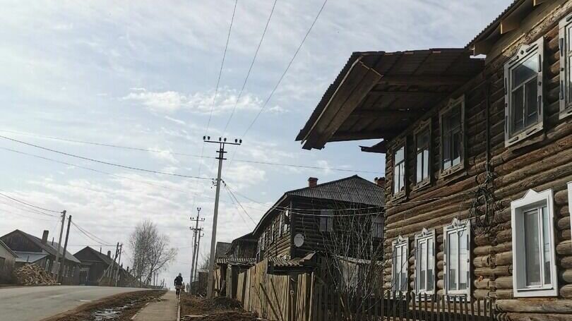     В центральной части поселка Кез стоит дом, часть крыши которого сползла настолько, что скоро обрушится. Мимо этого дома постоянно ходят люди, женщины ведут детей в детский сад.