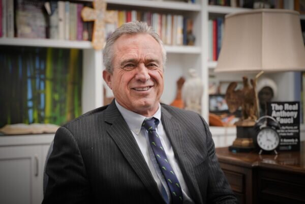 Роберт Ф. Кеннеди-младший, основатель некоммерческой организации Children's Health Defense, Лос-Анджелес, Калифорния, 6 февраля 2023 г. (York Du/The Epoch Times)