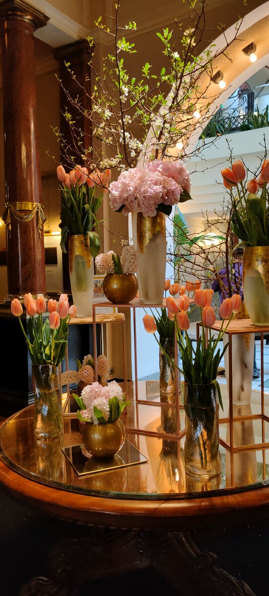 Цветы в вестибюле отеля всегда ослепительно красивы