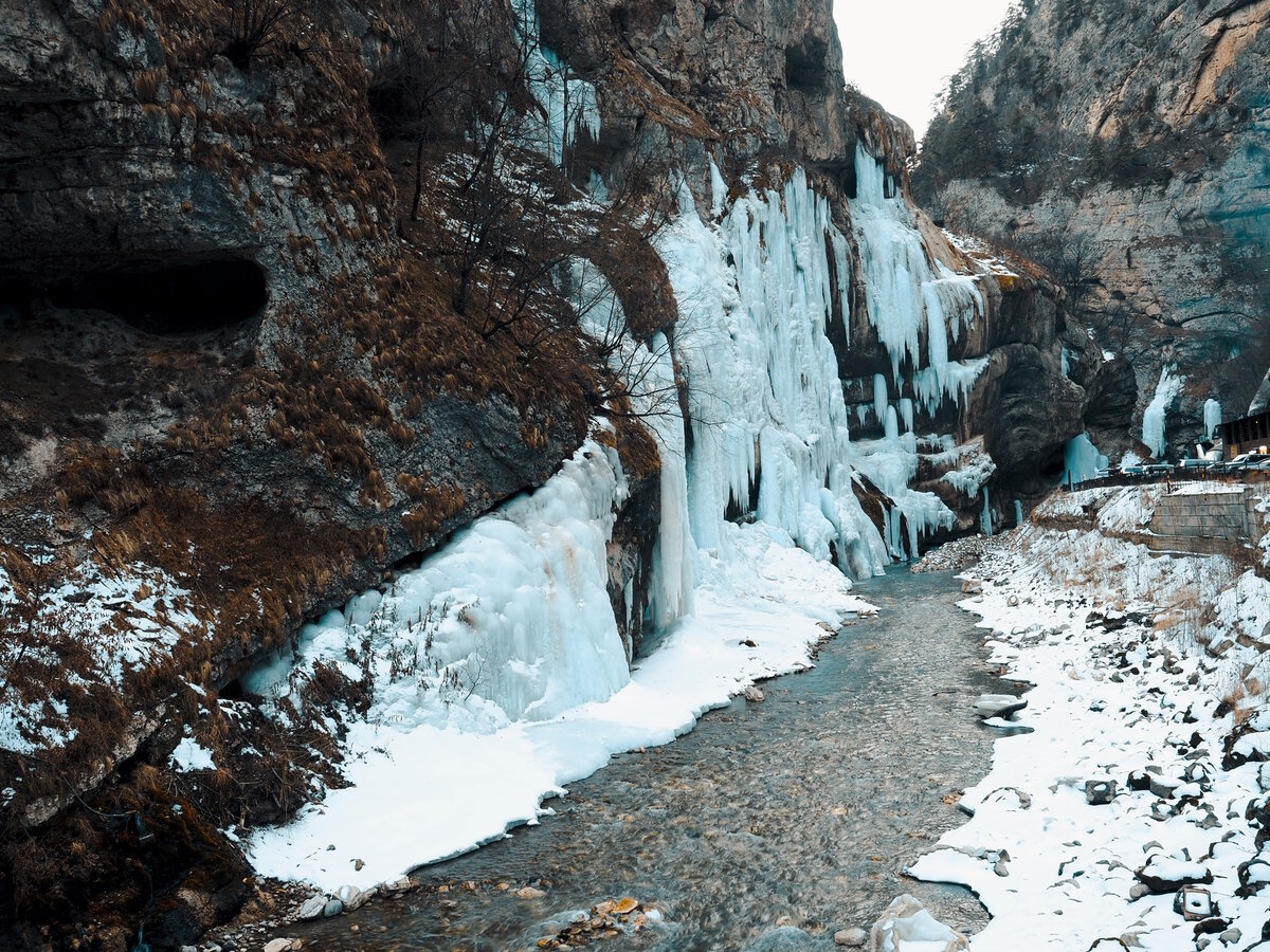 Дорога на чегемские водопады. Чегемские водопады 2023. Чегемские водопады Кабардино-Балкария. Чегемская теснина. Чегемские водопады зимой 2023.