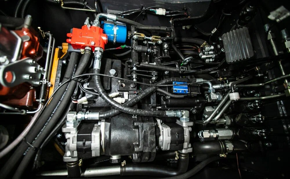 Подкапотное пространство электропогрузчика TEU FB18S