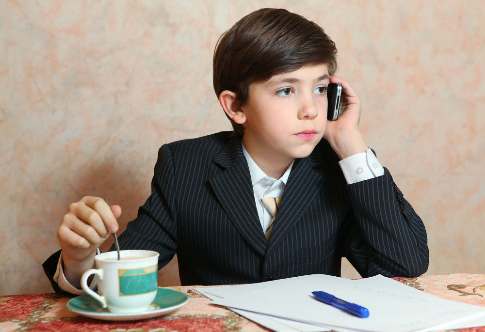 школьники подростки. школьник бизнесмен. мальчик бизнесмен. деловой подросток. подросток предприниматель.