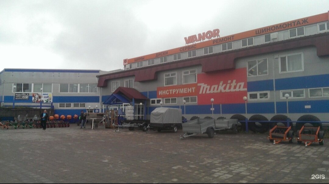 Автомир-самый большой магазин автозапчастей в Камчатском крае также есть автосервис не меньше размерами чем магазин(внушительную территорию занимает )