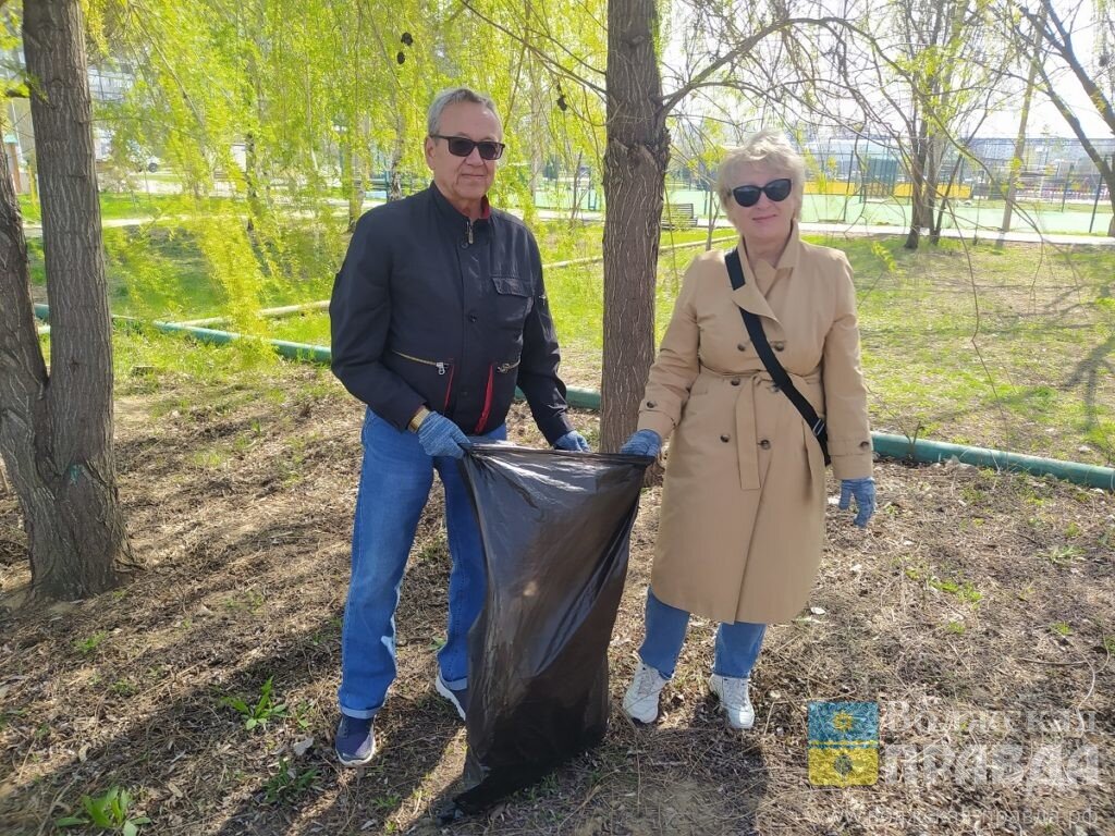 Ирина Янчевская  и Геннадий Полынцев убрали мусор📷    300 пар перчаток и лопат: 8 апреля в волжском парке «Новый город» высадился трудовой десант
