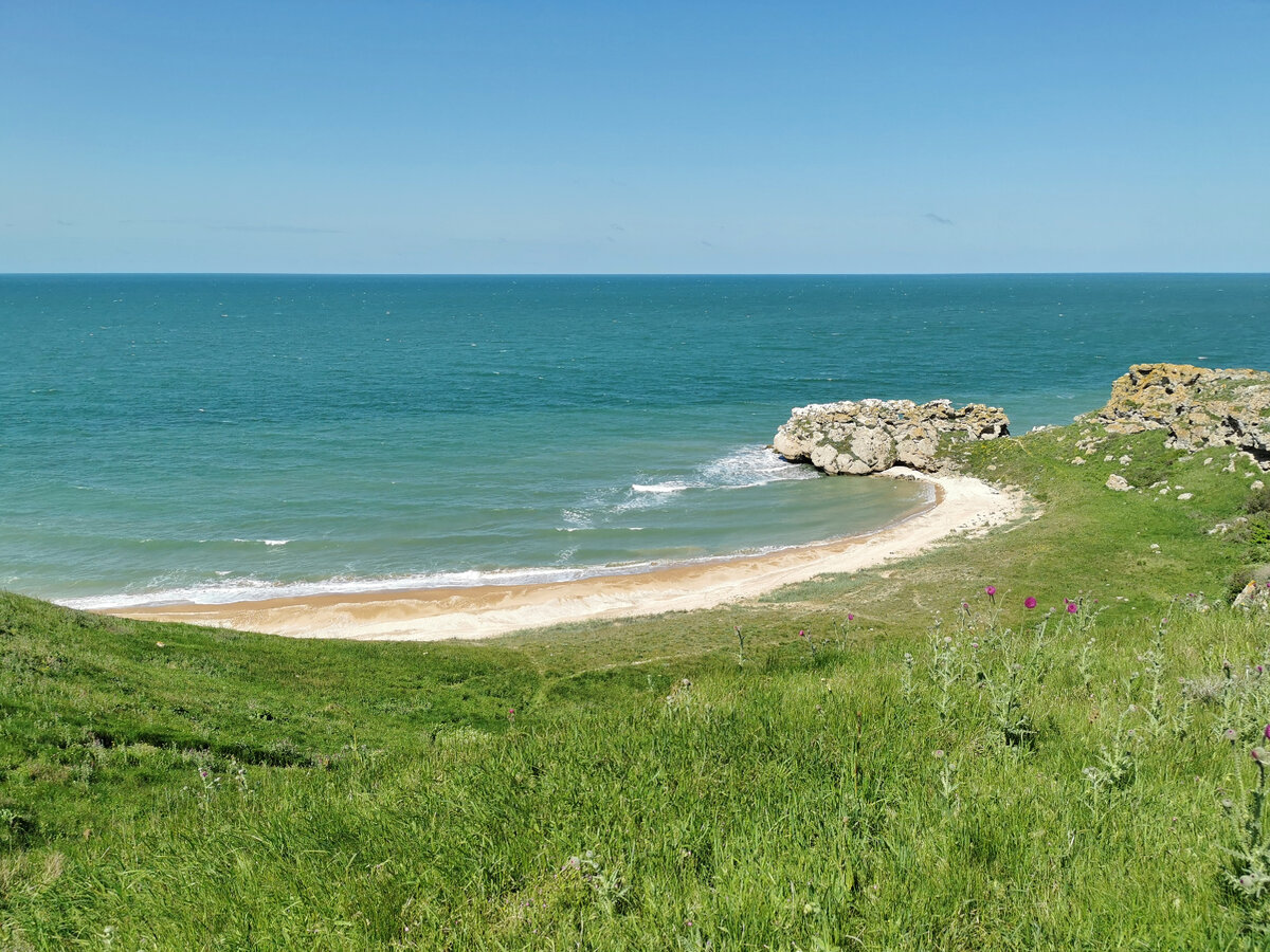 Можно выбрать любой пляжик на свой вкус - почти все бухты свободны