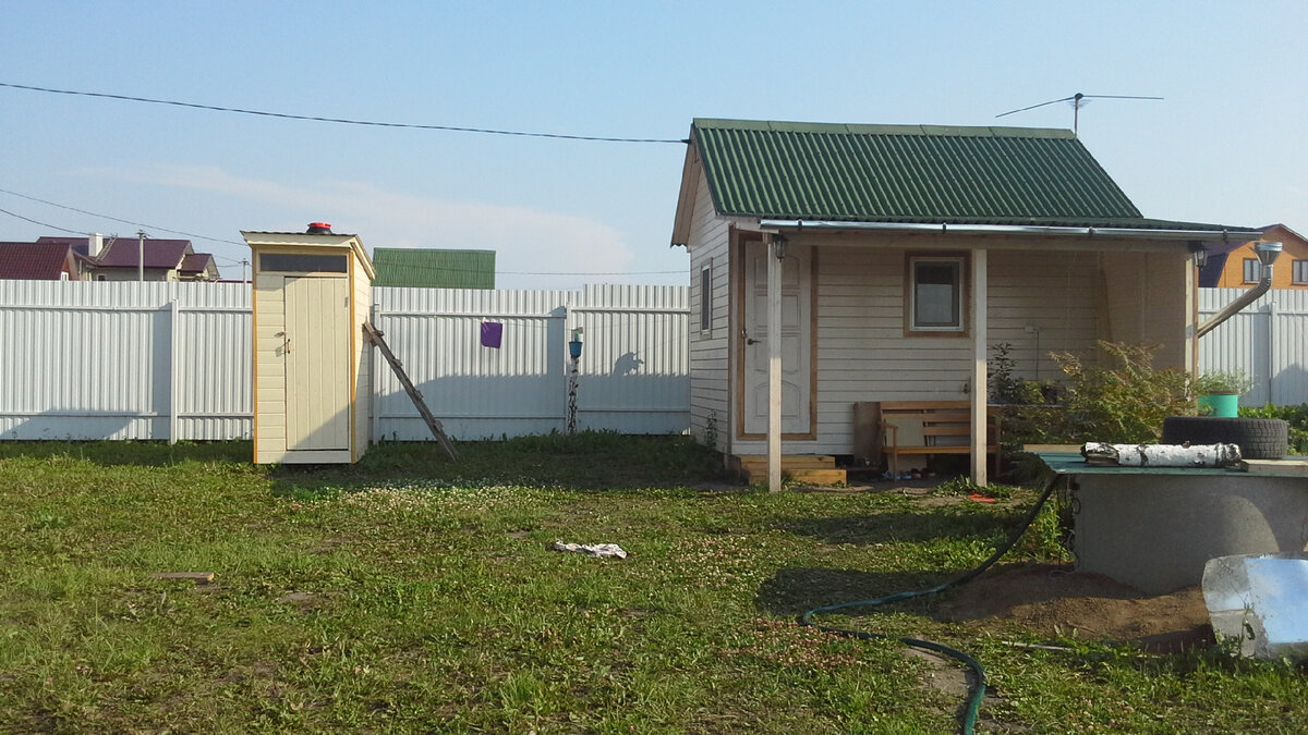 Еще как бытовка, а слева летний душ