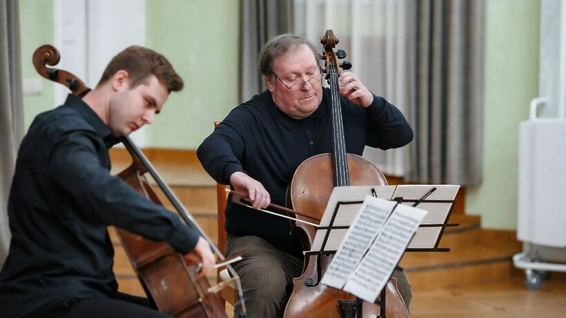 Дуэт 2 cellos. Группа 2cellos. Скрипач и виолончелист образует дуэт 8 букв. Скрипач и виолончелист образует дуэт 8 букв. Дуэт скрипача и виолончелиста.