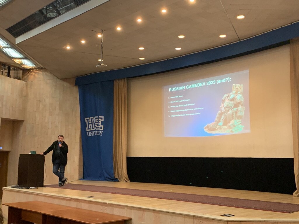Сергей рассказывает о геймдеве на фоне иллюстраций из Warhammer 40K