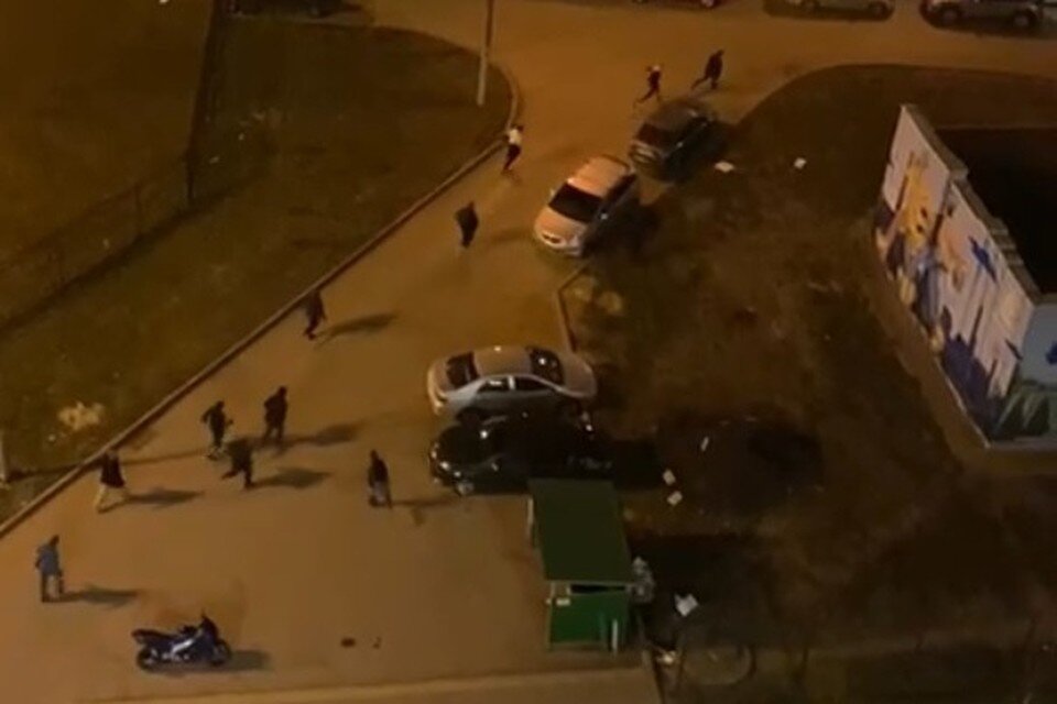     Жителей микрорайоне «Победа» напугала толпа и хлопки  принтскрин видео.