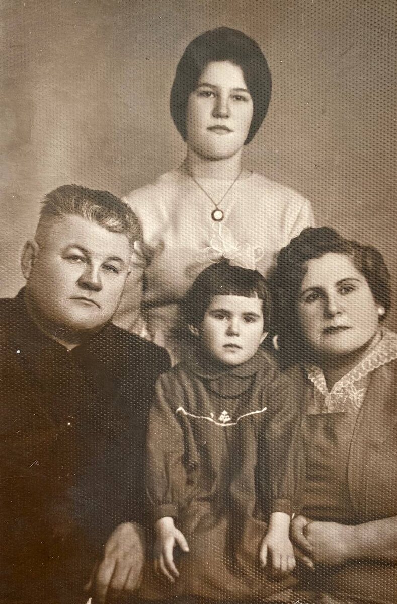 Леонов Алексей, жена Тамара, старшая дочь Ольга, младшая дочь Татьяна.