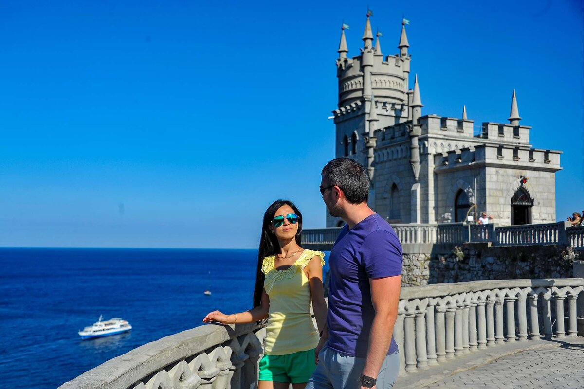    Именно в Гаспре находится визитная карточка полуострова — замок Ласточкино гнездо.Фото: Евгения ГУСЕВА